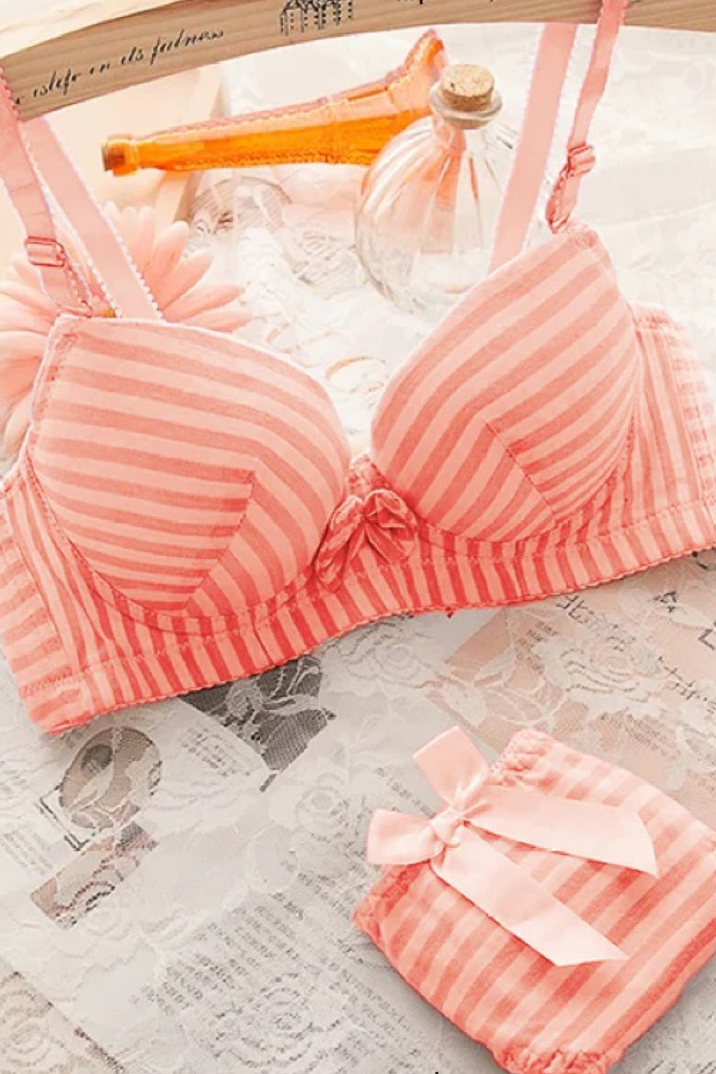 Ladies Seamless Padded Underwire Beautiful Bra Set Main image